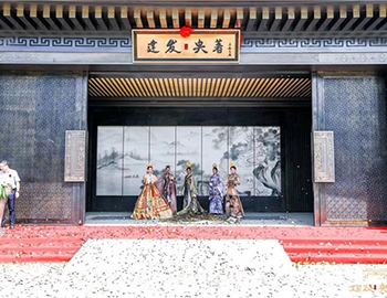 【建發(fā)·央著】國(guó)境盛啟，誰在為世界立著？！